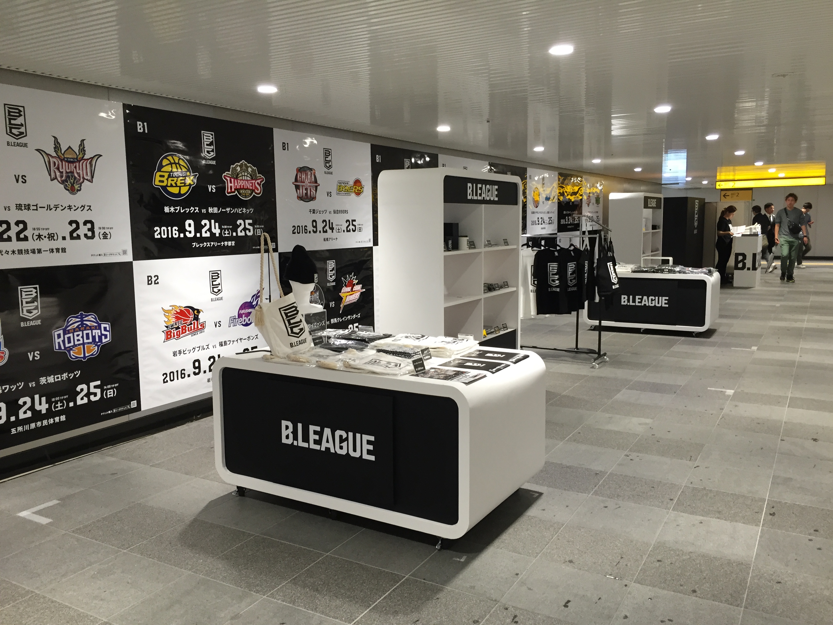 渋谷駅構内の大型ポスターボード前を物品販売可能なスペースとして開発
第1号案件としてB.LEAGUE開幕に合わせたポップアップショップを出店！
